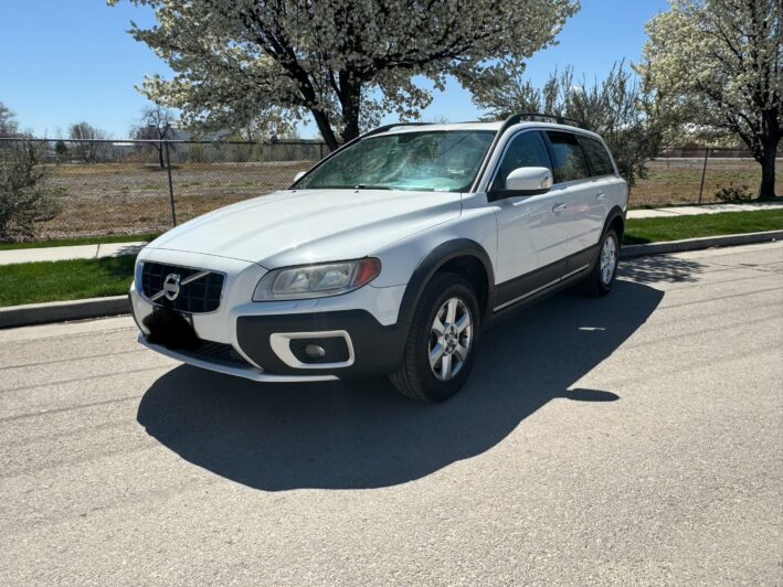 Volvo XC70 Wagon. Rider Auto Sales